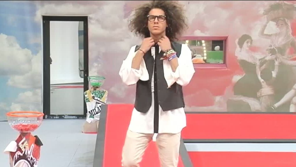 Álvaro, 'fashionista' del desfile, ler valora