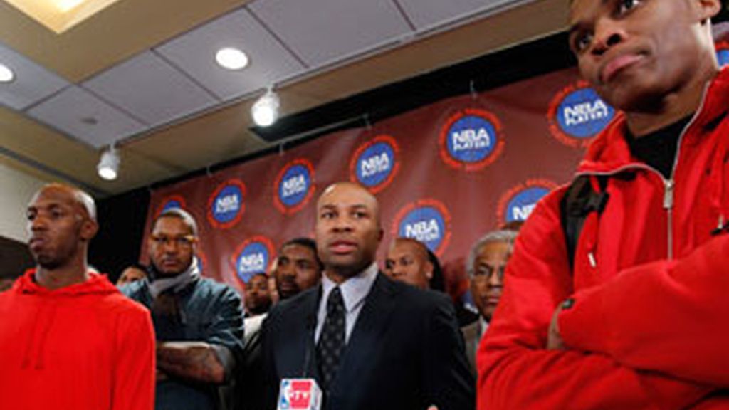 El líder del sindicato Derek Fisher ante los medios FOTO: REUTERS