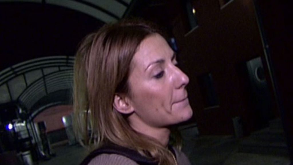 Se niega a desconfiar de su novia a pesar de la insistencia de los colaboradores