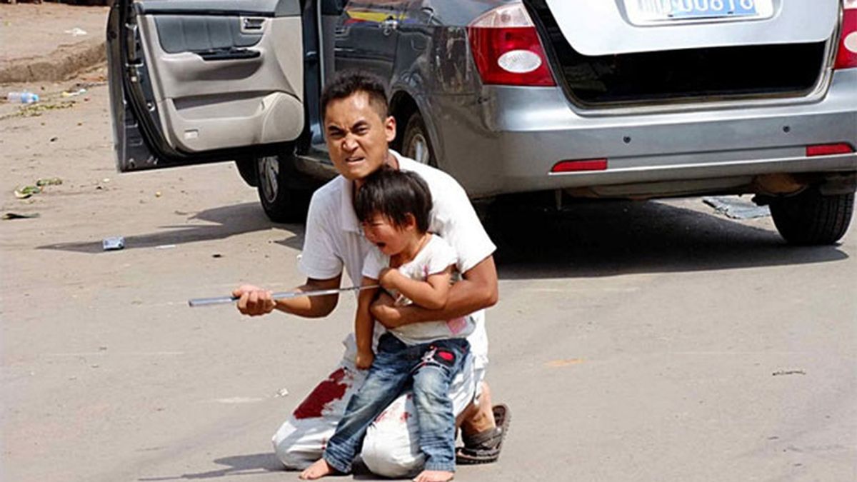 Zhang Gang amenaza a la policía con matar a la pequeña si no le dejan irse. Foto: Iberpress