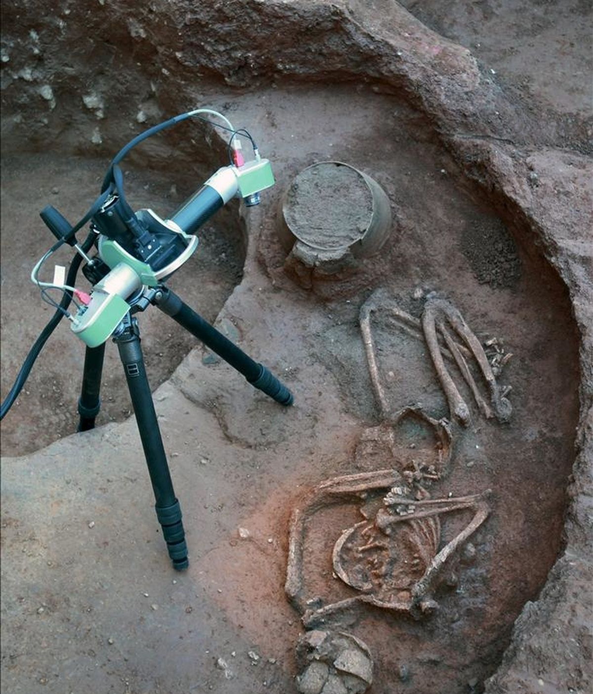 Un aparato de investigadores del CSIC realiza un escáner en tres dimensiones de la tumba en la que se ha encontrado el esqueleto de una mujer que vivió hace 6.000 años, descubierto al realizarse unas obras en la plaza de la Garduña de Barcelona. EFE