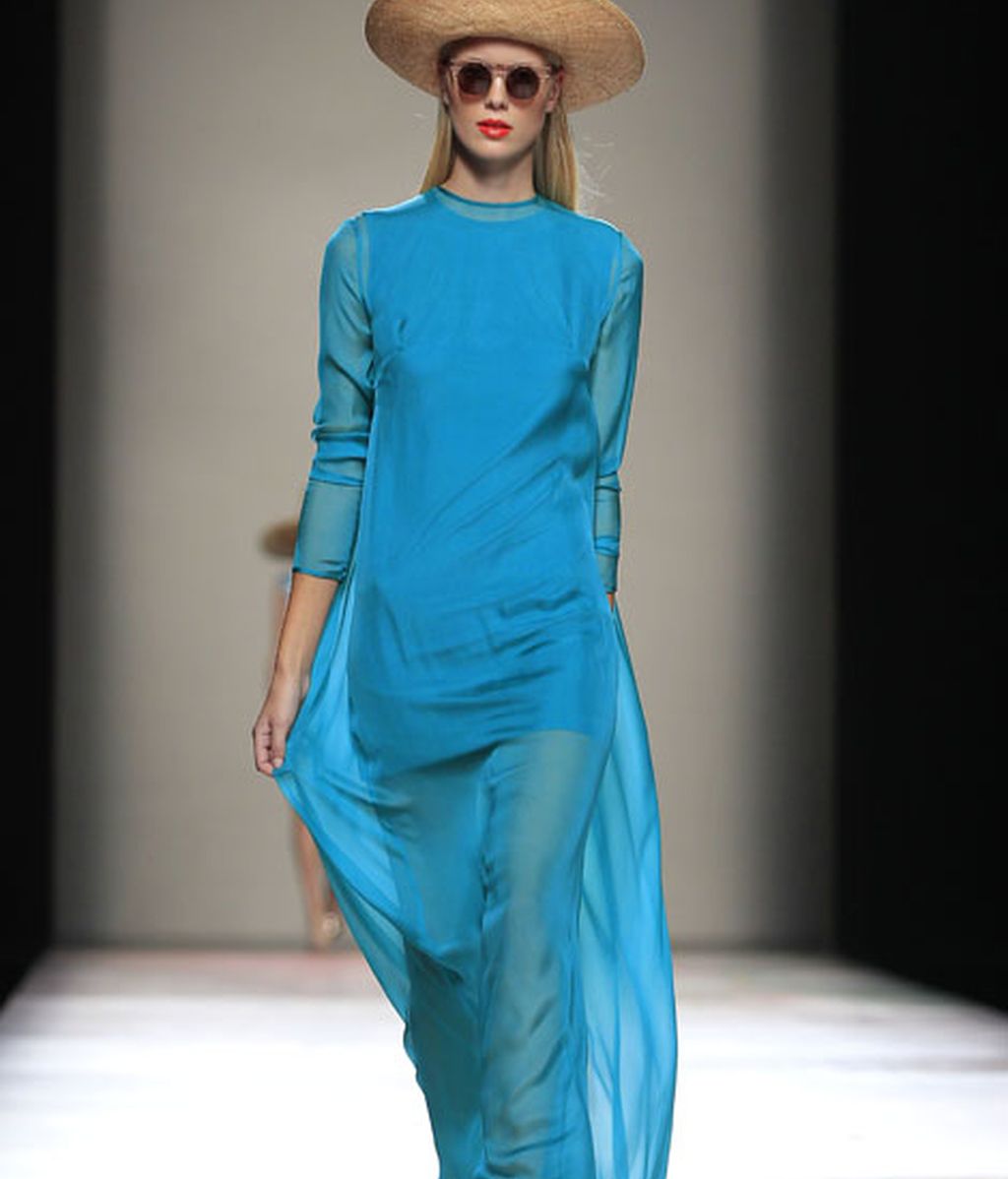 Siluetas fluidas que evocan un verano perpetuo