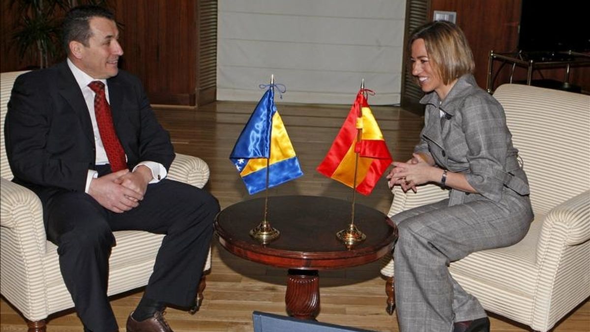 La ministra de Defensa, Carme Chacón, charla con su homólogo de Bosnia, Selmo Cikotic, durante la reunión que mantuvieron hoy en Madrid en su primera visita a España desde que finalizó la misión en ese país tras 18 años de presencia ininterrumpida. EFE