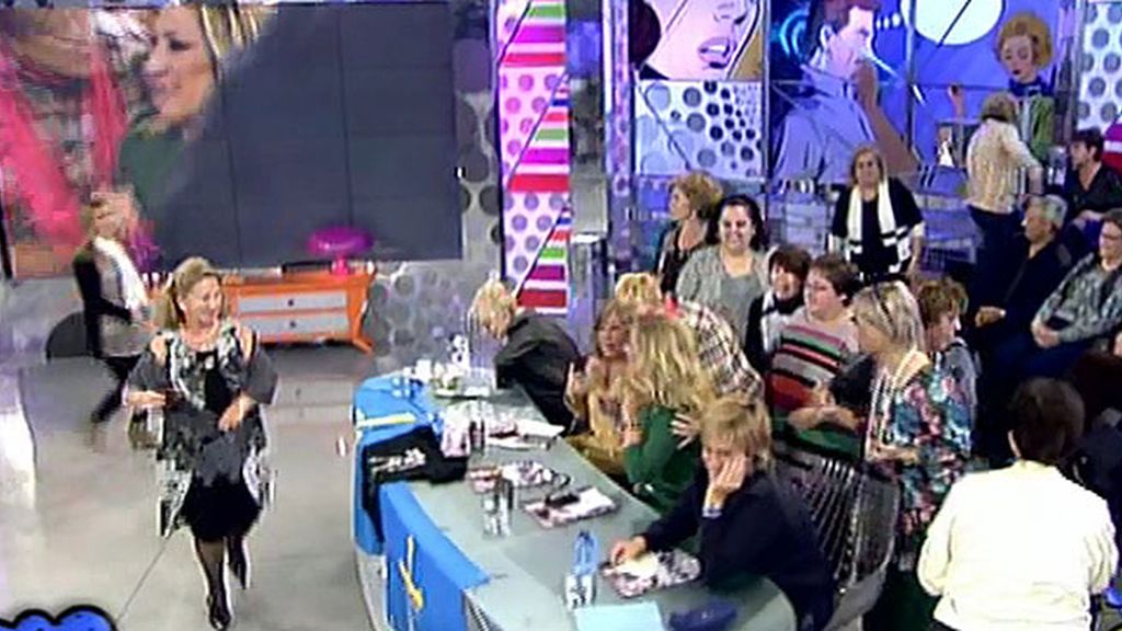 Rosa Benito recibe besos del público y de sus compañeros