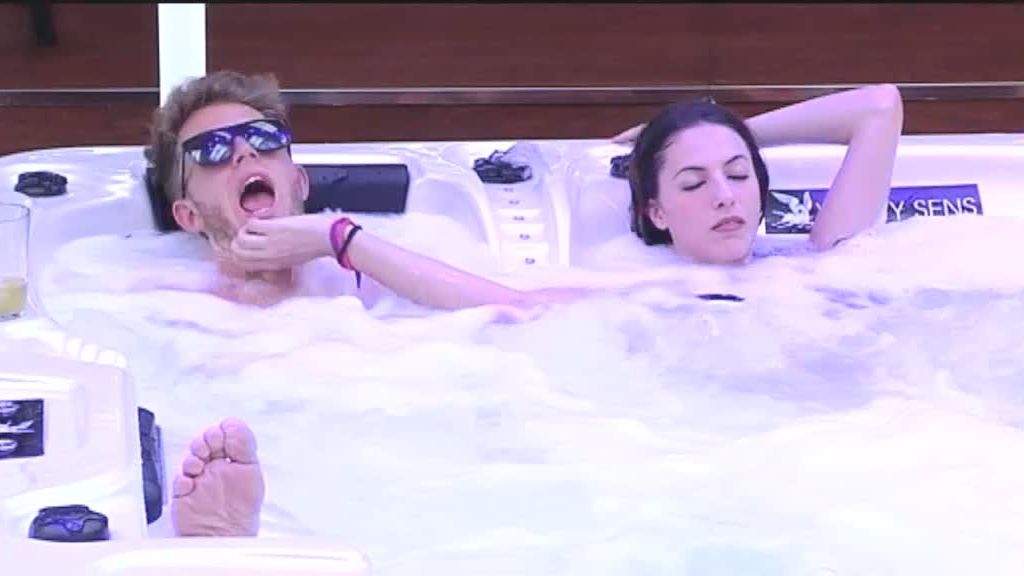 Carlos y Saray llegan al éxtasis en el jacuzzi