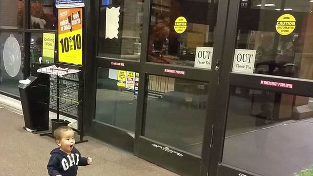 La sorpresa de un niño cuando ve unas puertas automáticas por primera vez