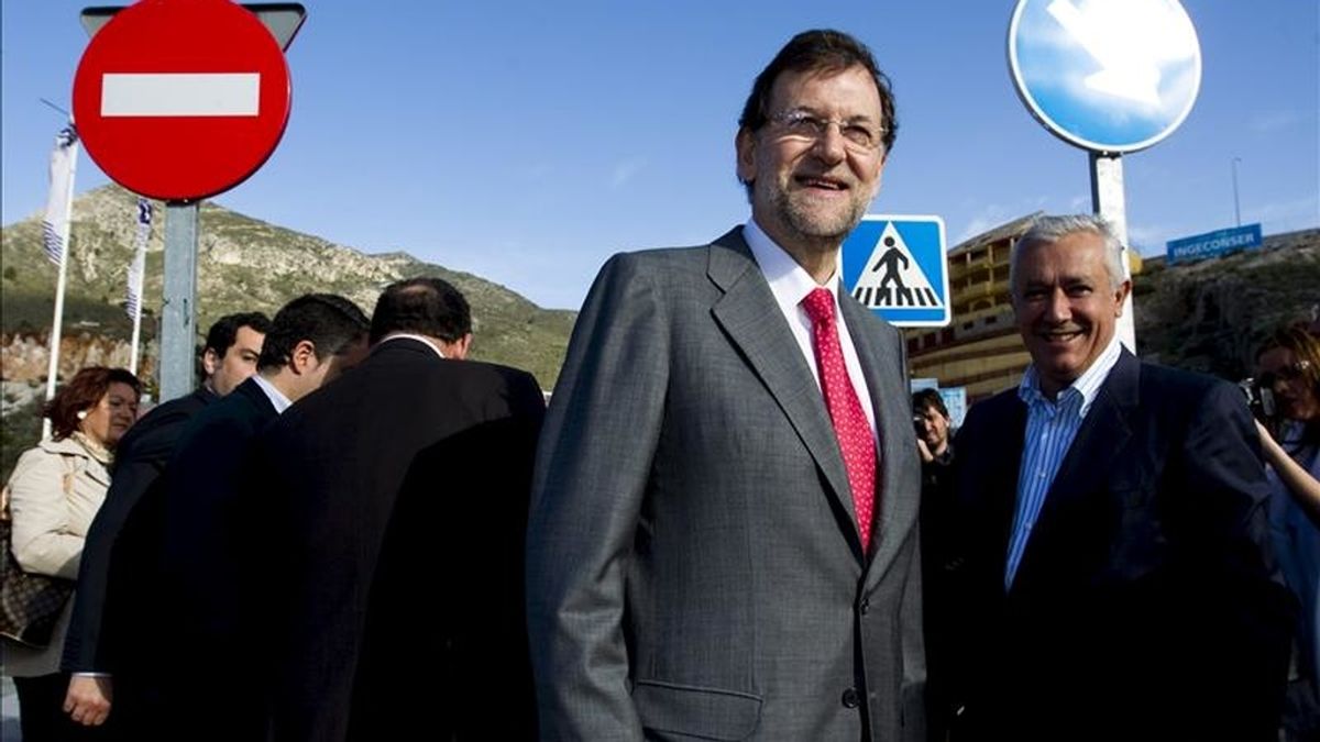 El presidente del PP Mariano Rajoy (c), junto al presidente del PP-A Javier Arenas (d), tras la firma que han realizado hoy en apoyo a la plataforma de Benalmádena, antes de presidir en Marbella la reunión del el Comité Ejecutivo Local de su partido. EFE