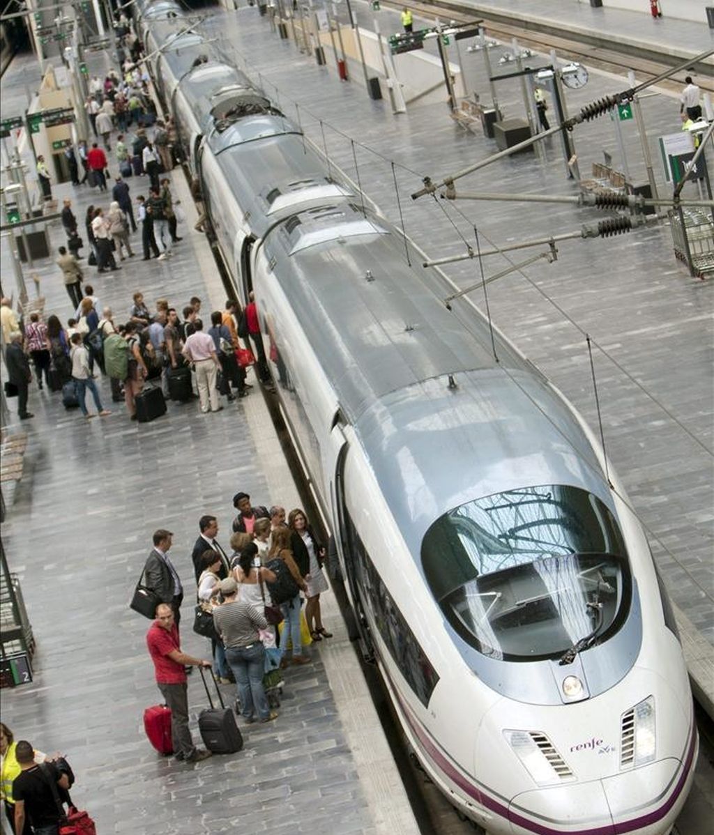 Unos viajeros suben al tren en la Estación Delicias de Zaragoza. Varios trenes AVE de la línea Madrid- Zaragoza-Barcelona acumularon ayer importantes retrasos a causa del escarrilamiento de un tren Avant cerca de la estación de Calatayud (Zaragoza), cuando realizaba unas maniobras. EFE