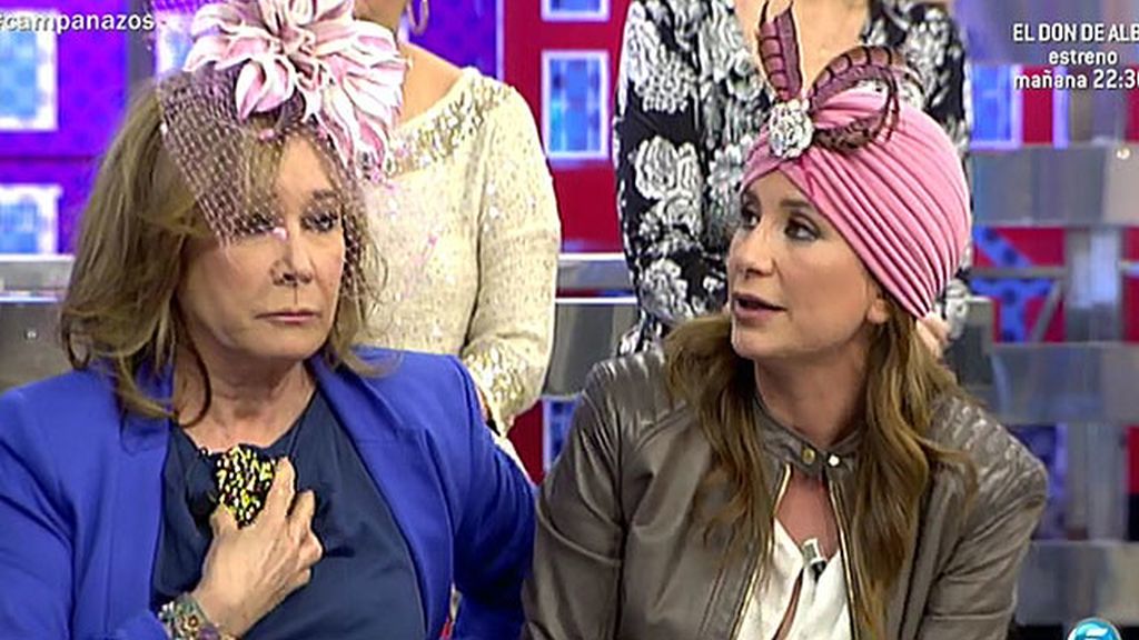 Los colaboradores se prueban diferentes tocados