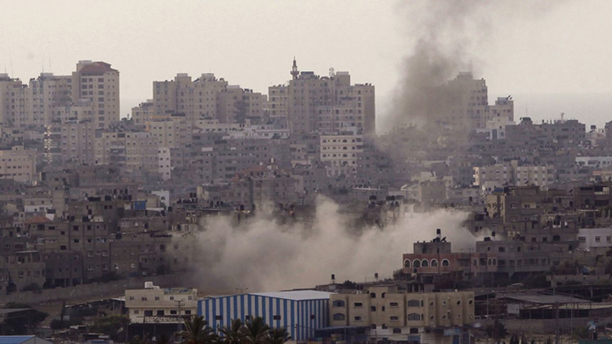 Una columna de humo se eleva en medio de un populoso barrio de Gaza tras los bombardeos de la aviación israelí