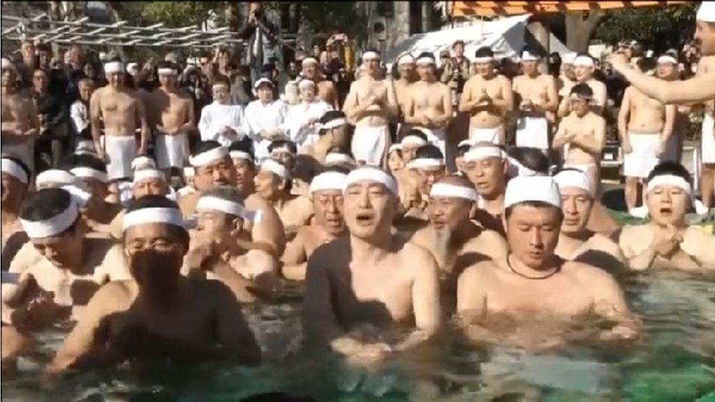 Un baño de agua helada para dar la bienvenida al año nuevo en Japón