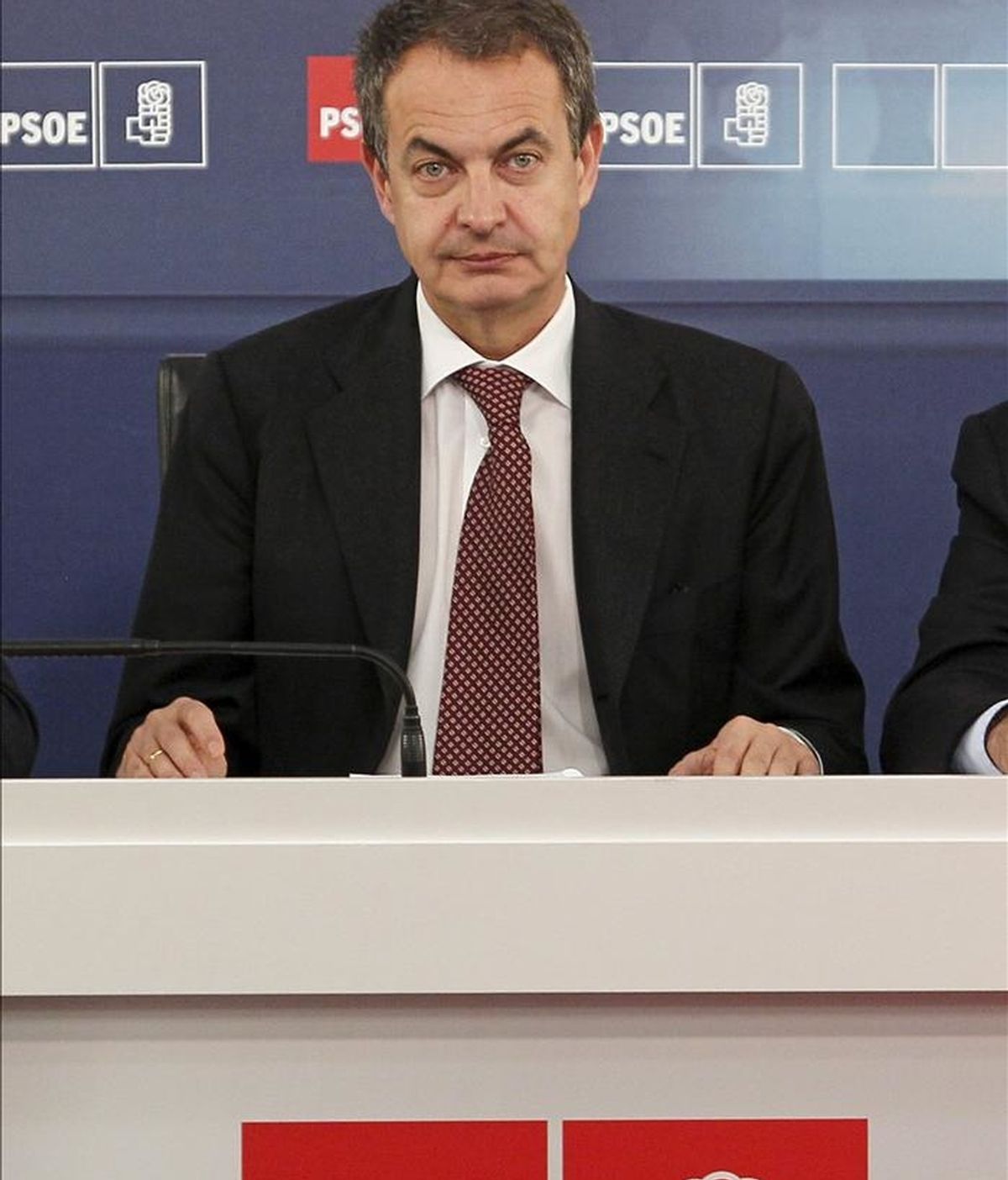 El presidente del Gobierno y secretario general del PSOE, José Luis Rodríguez Zapatero, al comienzo de la reunión de la Comisión Ejecutiva Federal de los socialistas. EFE