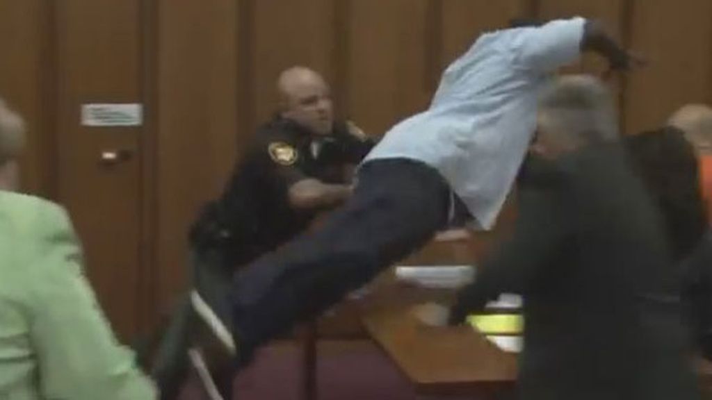 Salta sobre el asesino de su hija al verle sonreír durante el juicio