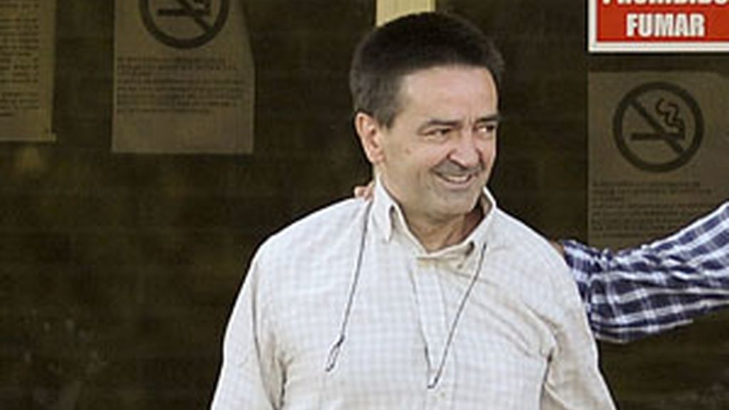 El ex dirigente de ETA 'Iñaki de Rentería' ha salido esta tarde de la cárcel de Soto del Real acompañado por dos familiares FOTO: EFE El ex dirigente de ETA 'Iñaki de Rentería' ha salido esta tarde de la cárcel de Soto del Real acompañado por dos familiares FOTO: EFE