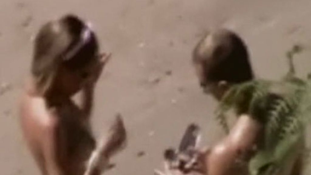 Yago y su novia, desnudos en la playa