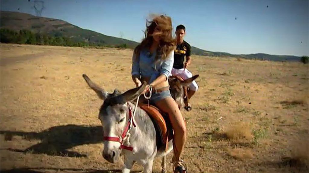Paseo en burro, carcajadas y piropos