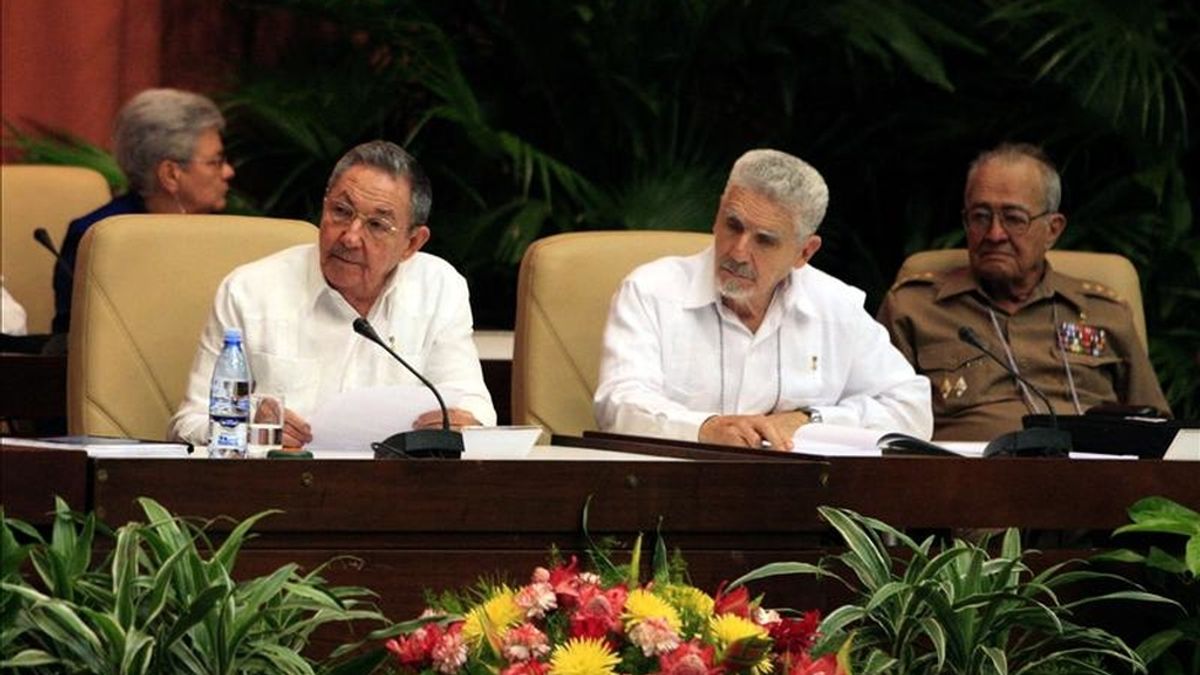 El presidente cubano Raúl Castro (i), el vicepresidente Ramiro Valdés (c) y el ministro de las Fuerzas Armadas, general Julio Casas (d), asisten este lunes en La Habana (Cuba) a las sesiones del Congreso del Partido Comunista de Cuba (PCC), durante la tercera jornada del VI congreso de esa organización. EFE