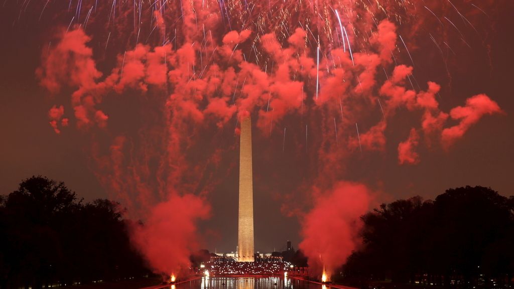 Los fuegos artificiales iluminan Washington en el Día de la Independencia
