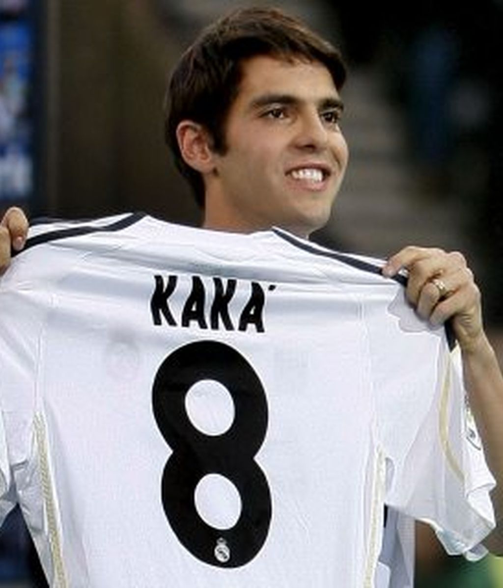 Muy arropado, Kaká quiere jugar de diez. Foto: EFE.