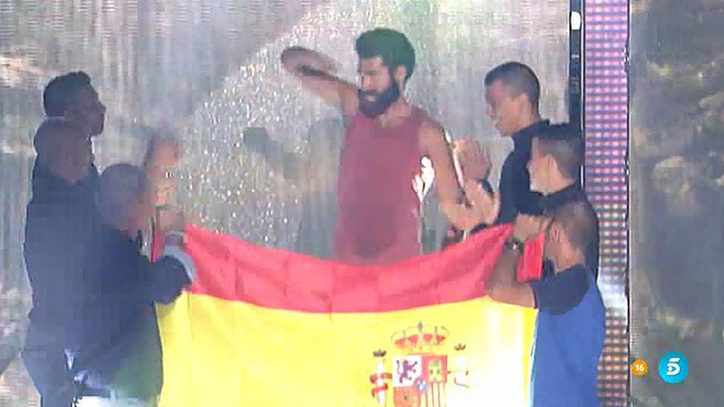 Rubén recibido con honores y la bandera de España a su llegada al plató