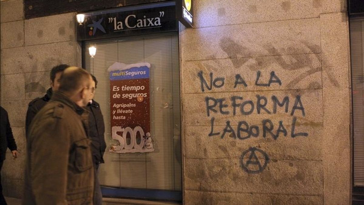 Varias pintadas en la madrileña calle de Atocha tras los altercados ocurridos después de finalizar la manifestación que ha recorrido hoy Madrid, convocada por sindicatos, para protestar por la reforma de las pensiones. EFE