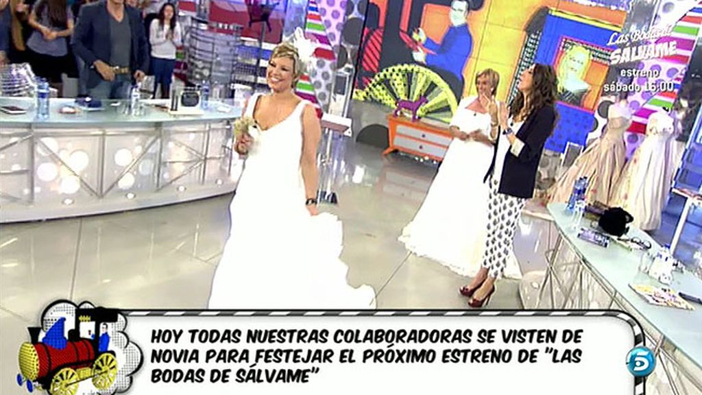 Las colaboradores y los colaboradores desfilan de blanco