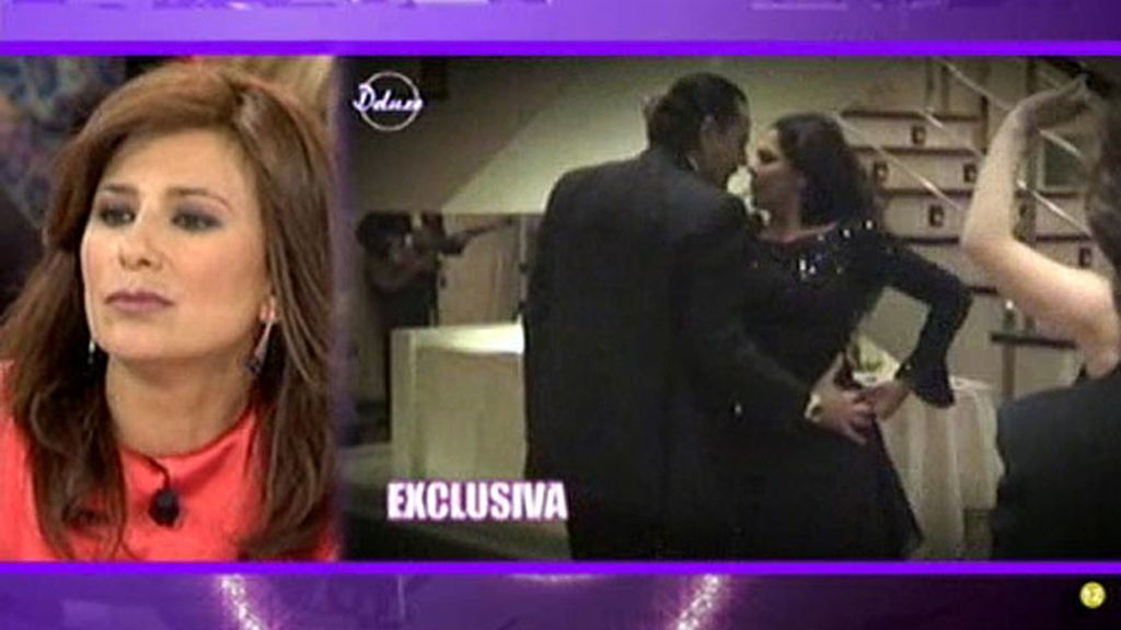 La pareja acude a una boda y la disfrutan bailando y cantando