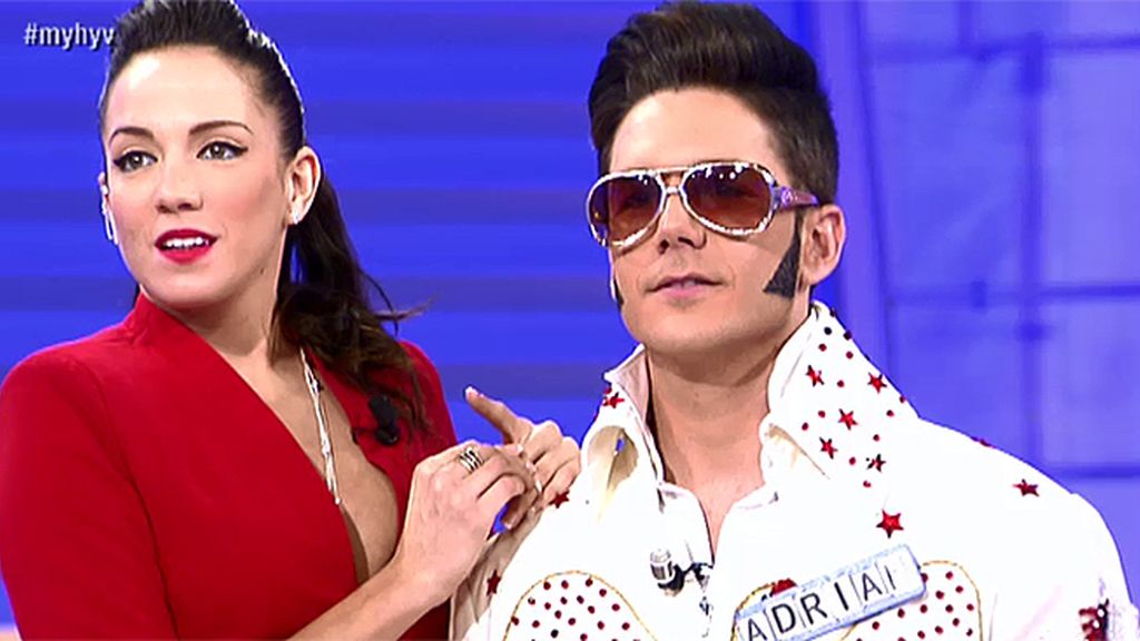 Adrián mueve sus caderas a lo Elvis