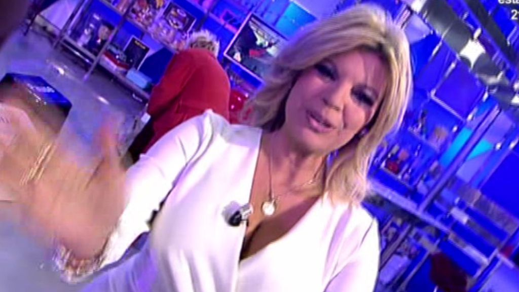 Belén Esteban, fan incondicional del cantante, sale a cantar con él