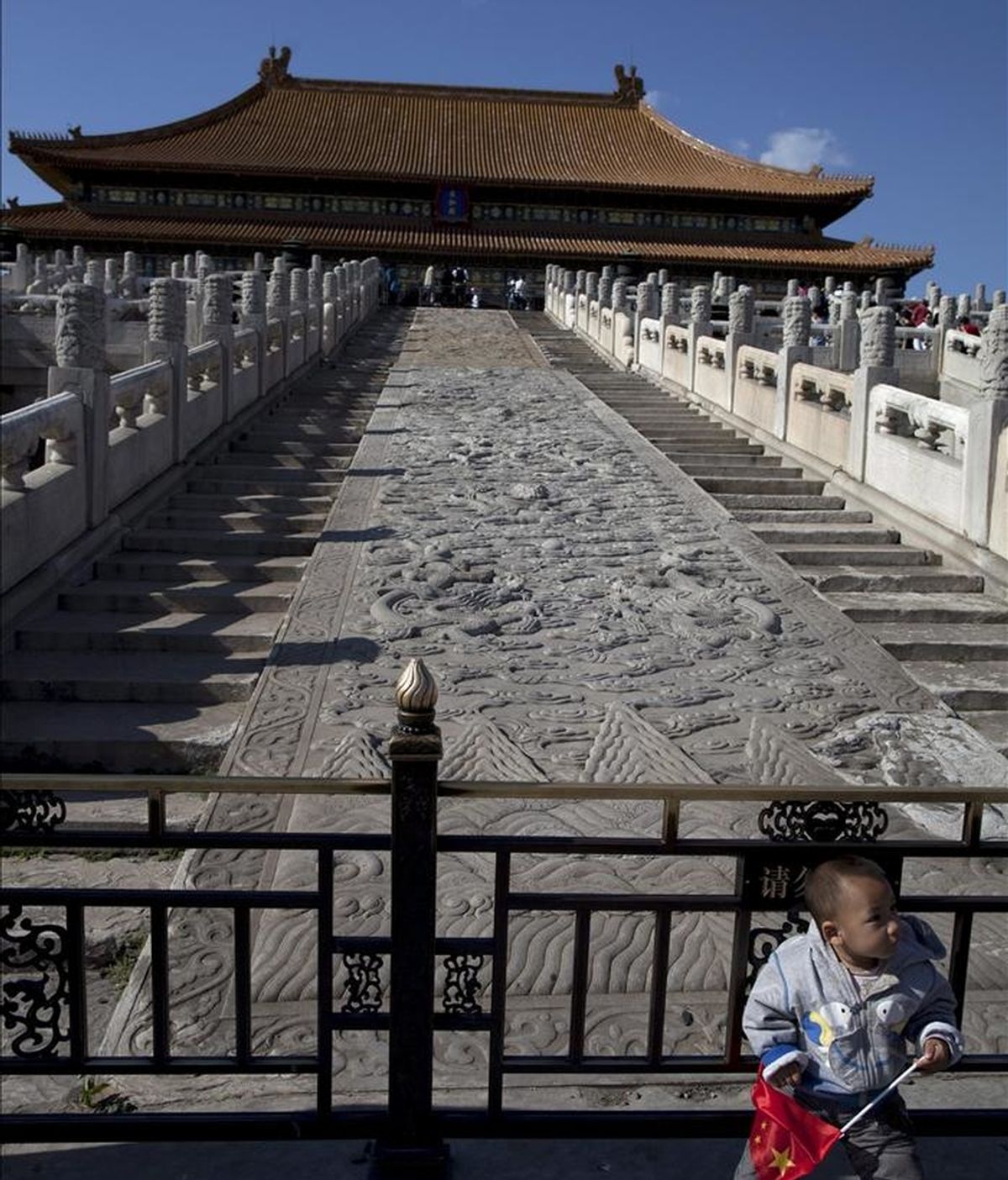 Un niño juega junto al Museo del Palacio de Pekín en la Ciudad Prohibida, en Pekín (China). Un hombre de 27 años ha sido detenido como principal sospechoso del robo de nueve piezas por valor de unos 150 millones de dólares expuestas en el Museo del Palacio de Pekín, dentro del recinto de la Ciudad Prohibida. EFE/Archivo