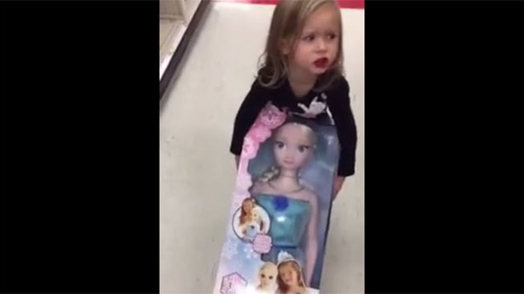 Una niña intenta 'robar' a Elsa y se hace viral
