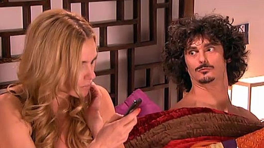 Javier engaña a Raquel para intentar acostarse con ella