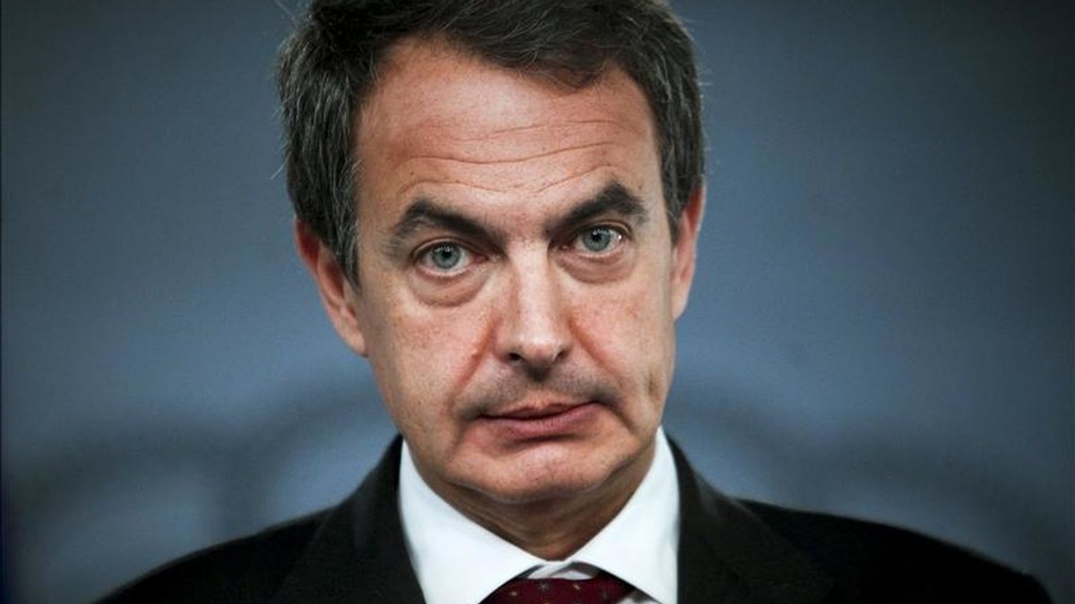 El presidente del Gobierno, José Luis Rodríguez Zapatero, ha decidido reunir esta tarde en el Palacio de la Moncloa al gabinete de crisis del Ejecutivo para analizar las revueltas que se viven en el Magreb y Oriente Próximo así como sus eventuales repercusiones en España. EFE/Archivo