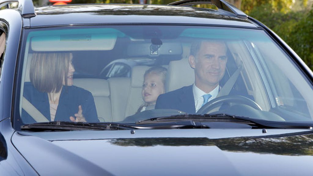 Los reyes acompañan a Leonor y Sofía en su vuelta al cole