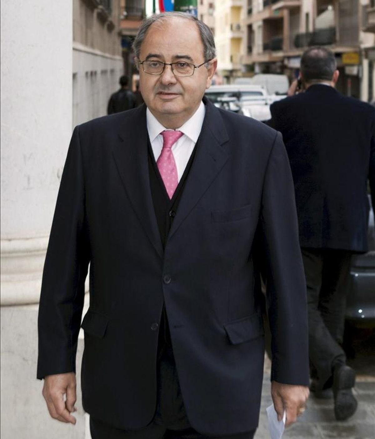 El ex presidente de la Autoridad Portuaria de las Islas Baleares Joan Verger, a su llegada para declarar ante el titular al Juzgado número 8 de Palma en relación al "caso Mar Blau", donde se investiga, entre otras irregularidades, un supuesto amaño en la adjudicación de dos concursos en Mahón y en Ibiza. EFE El ex presidente de la Autoridad Portuaria de las Islas Baleares Joan Verger, a su llegada para declarar ante el titular al Juzgado número 8 de Palma en relación al "caso Mar Blau", donde se investiga, entre otras irregularidades, un supuesto amaño en la adjudicación de dos concursos en Mahón y en Ibiza. EFE