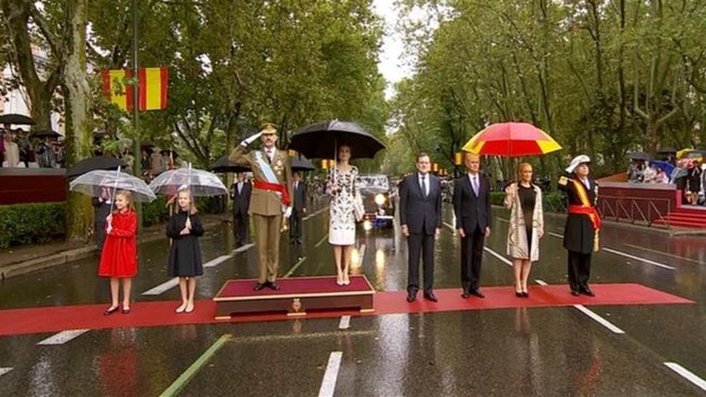 Los reyes, don Felipe y doña Letizia, llegan al desfile de la Fiesta Nacional