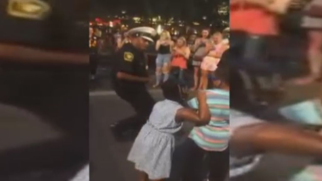 Reto de baile entre un niño y un policía