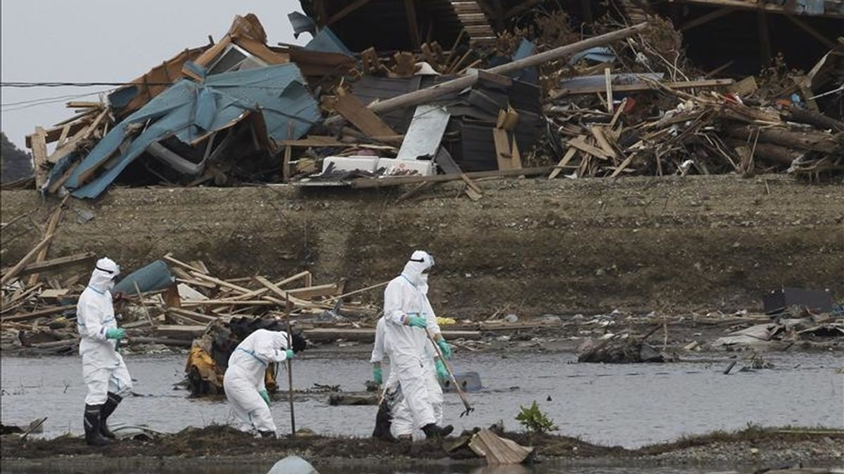 Miembros de los servicios de rescate buscan cadáveres de las personas desaparecidas en la ciudad de Futaba, a espaldas de la central nuclear de Fukushima, en la prefectura de Fukushima (Japón). EFE/Archivo