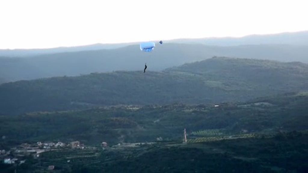 ¡Impresionante! Carlos Suárez sobrevuela Los Mallos de Riglos con su paracaídas