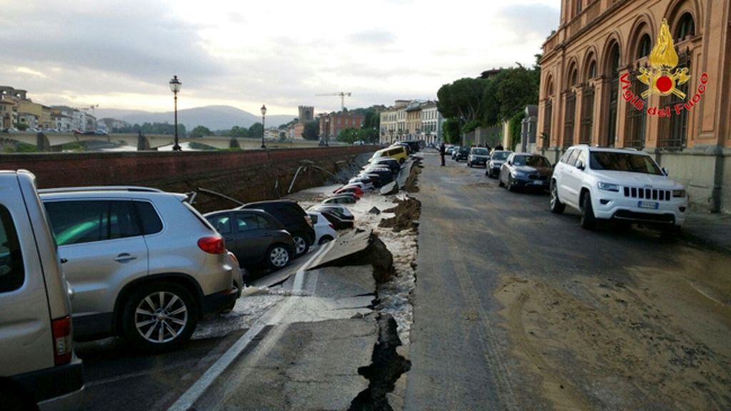 Un agujero se traga más de 20 coches en Florencia