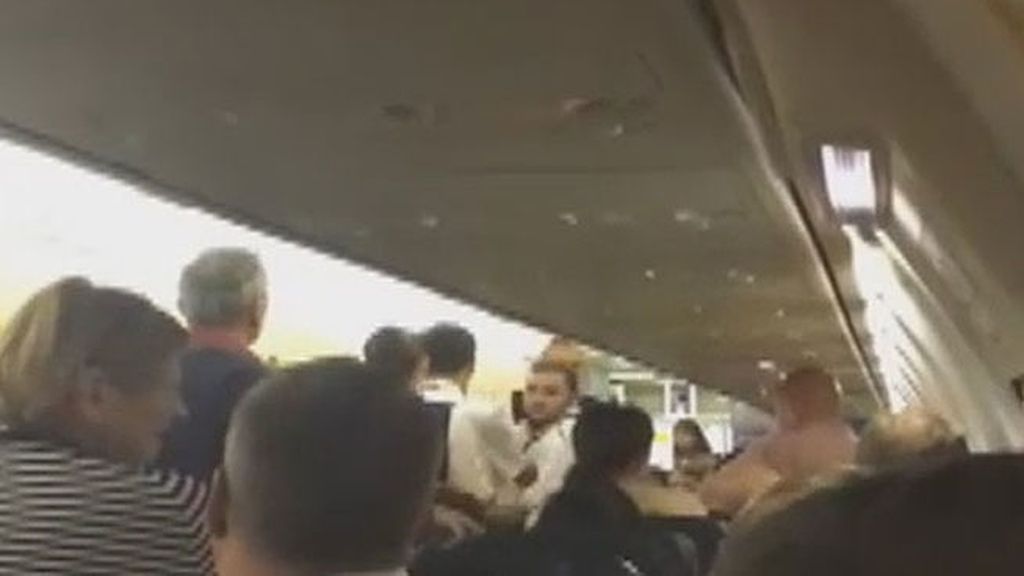 Una pelea entre pasajeros obliga a un avión a desviar el rumbo y aterrizar prematuramente