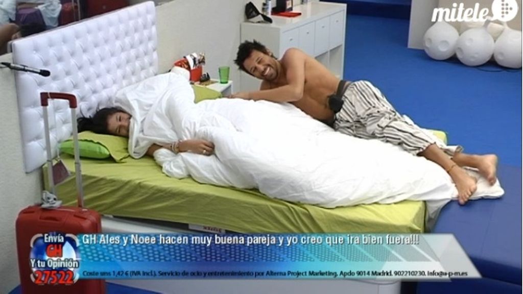 Los dos concursantes comparten cama y edredón