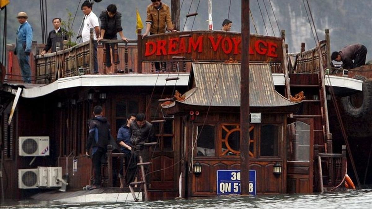 Los servicios de emergencia de Vietnam trabajan en las tareas de rescate de los restos del barco turístico "Dream Voyage", que naufragó ayer causando la muerte de al menos 12 personas de nueve nacionalidades distintas, en Vietnam. EFE Los servicios de emergencia de Vietnam trabajan en las tareas de rescate de los restos del barco turístico "Dream Voyage", que naufragó ayer causando la muerte de al menos 12 personas de nueve nacionalidades distintas, en Vietnam. EFE