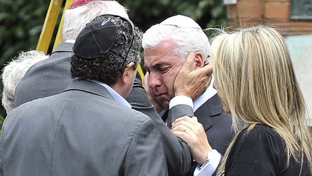 Su padre, desconsolado