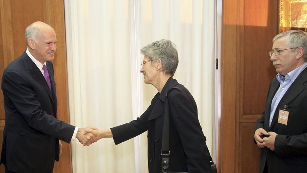 El primer ministro griego, Yorgos Papandréu (i), recibe a la nueva secretaria general y al nuevo presidente de la Confederación Europea de Sindicatos (CES), Bernadette Ségol, e Ignacio Fernández Toxo (d), respectivamente, el pasado 19 de mayo. EFE/Archivo El primer ministro griego, Yorgos Papandréu (i), recibe a la nueva secretaria general y al nuevo presidente de la Confederación Europea de Sindicatos (CES), Bernadette Ségol, e Ignacio Fernández Toxo (d), respectivamente, el pasado 19 de mayo. EFE/Archivo