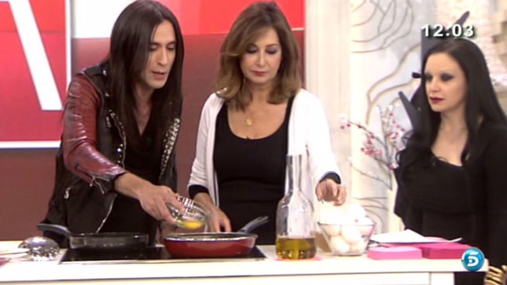 Mario no supo hacerle unos huevos fritos a Raphael