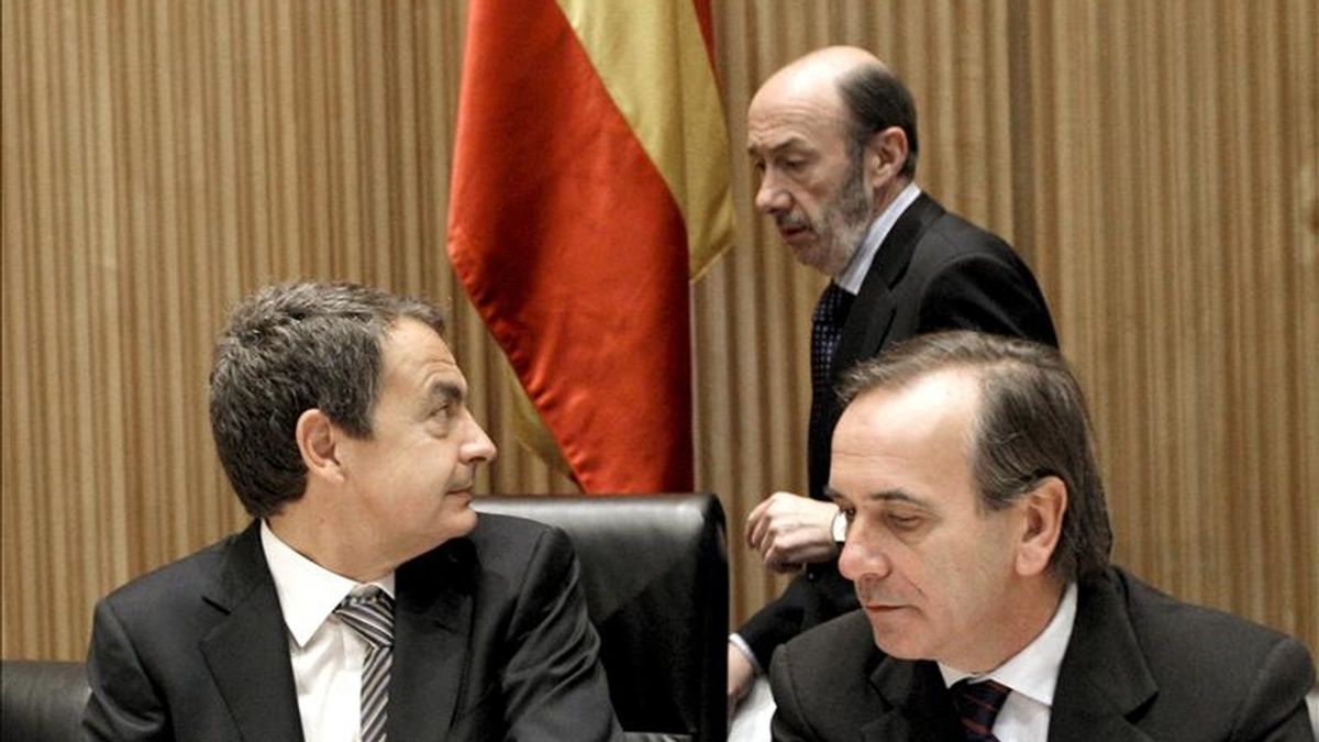 El jefe del Gobierno, José Luis Rodríguez Zapatero (i); el vicepresidente Alfredo Pérez Rubalcaba (c), y el portavoz parlamentario, José Antonio Alonso, a su llegada al Congreso. EFE