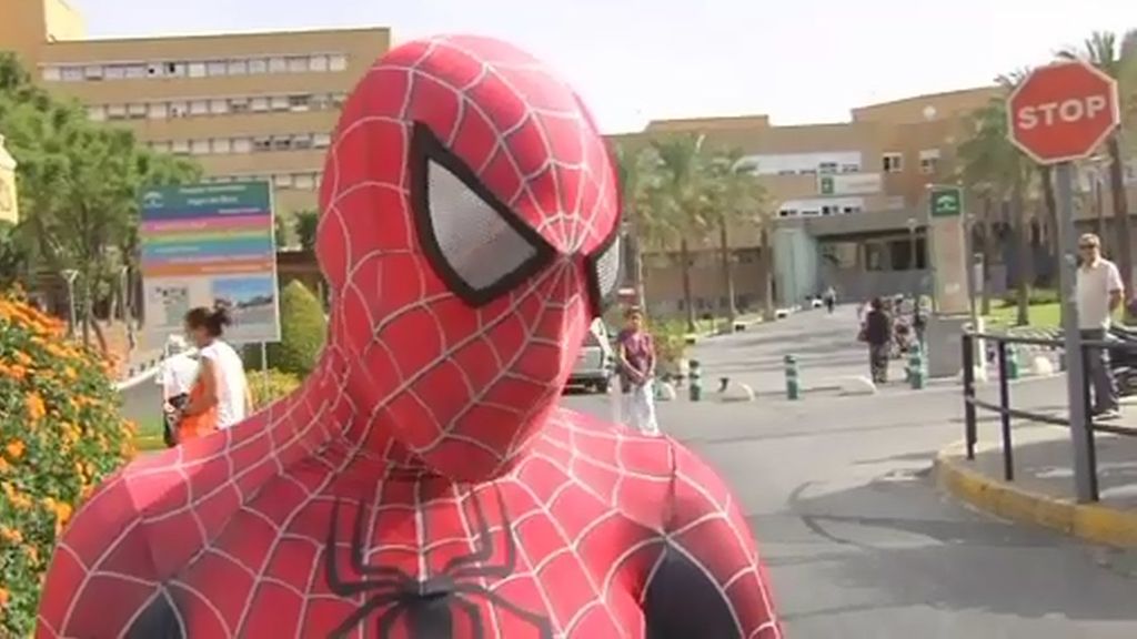Un policía vestido de Spiderman visita a los niños con cáncer hospitalizados