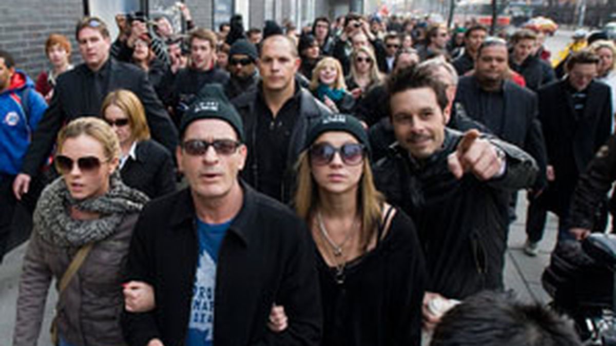 Charlie Sheen lidera la manifestación contra el trastorno bipolar. Foto: Gtres