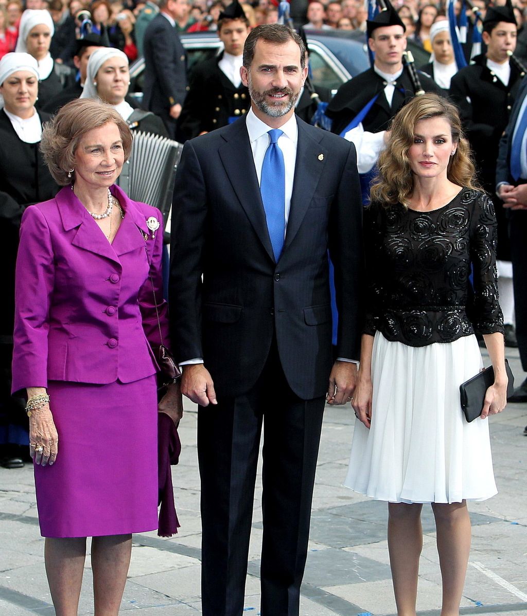 Los príncipes de Asturias y la Reina tras la entrega de premios